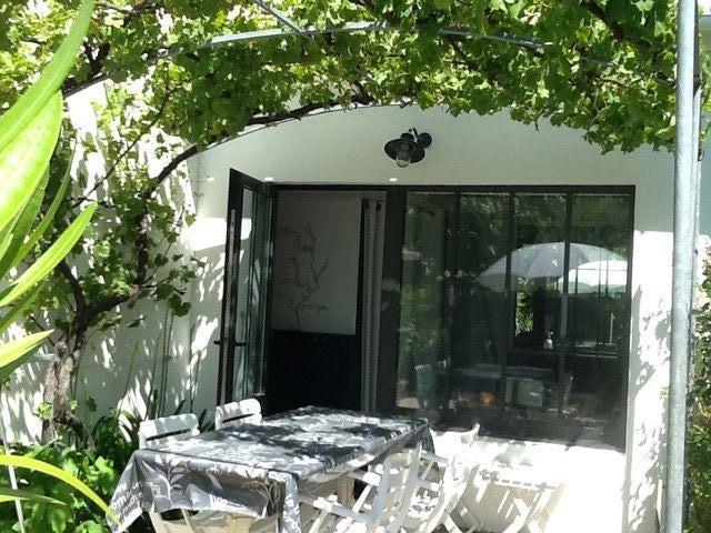 Photo 1 : TERRASSE d'une maison située à Ars, île de Ré.