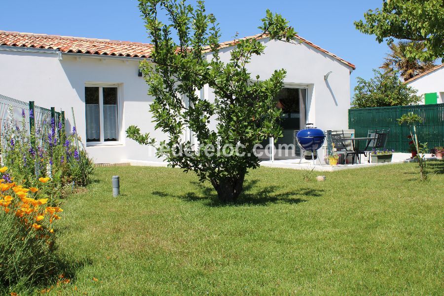 Photo 2 : JARDIN d'une maison située à Le Bois-Plage-en-Ré, île de Ré.