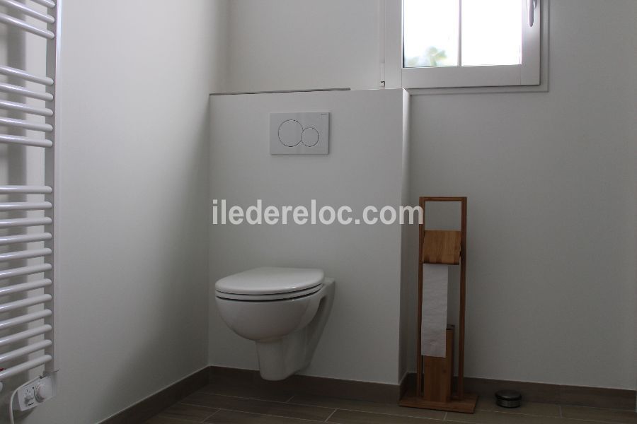 Photo 15 : WC d'une maison située à Le Bois-Plage, île de Ré.