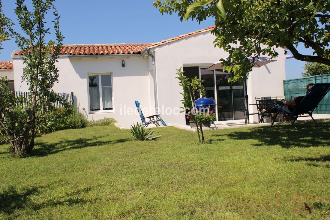 Photo 1 : JARDIN d'une maison située à Le Bois-Plage-en-Ré, île de Ré.