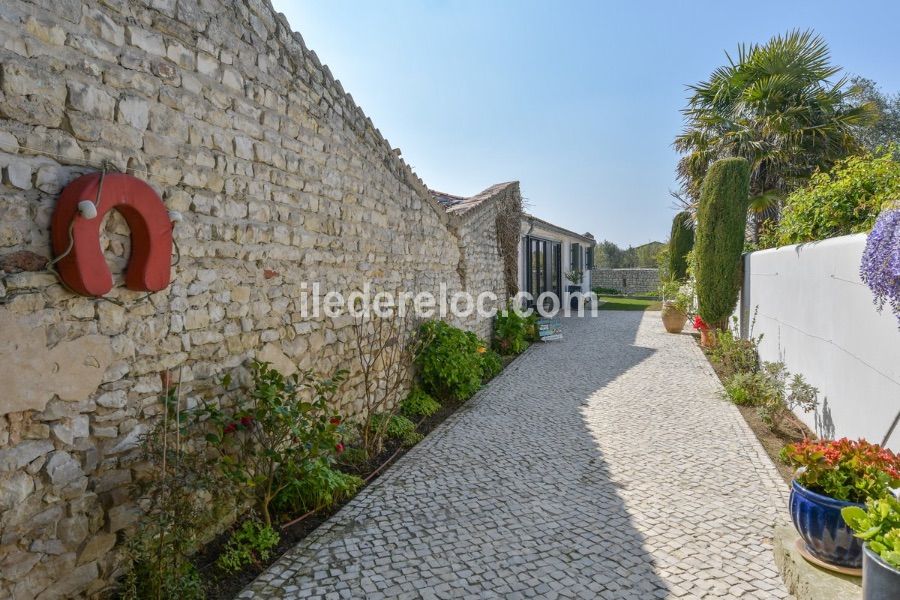 Photo 68 : JARDIN d'une maison située à Sainte-Marie-de-Ré, île de Ré.