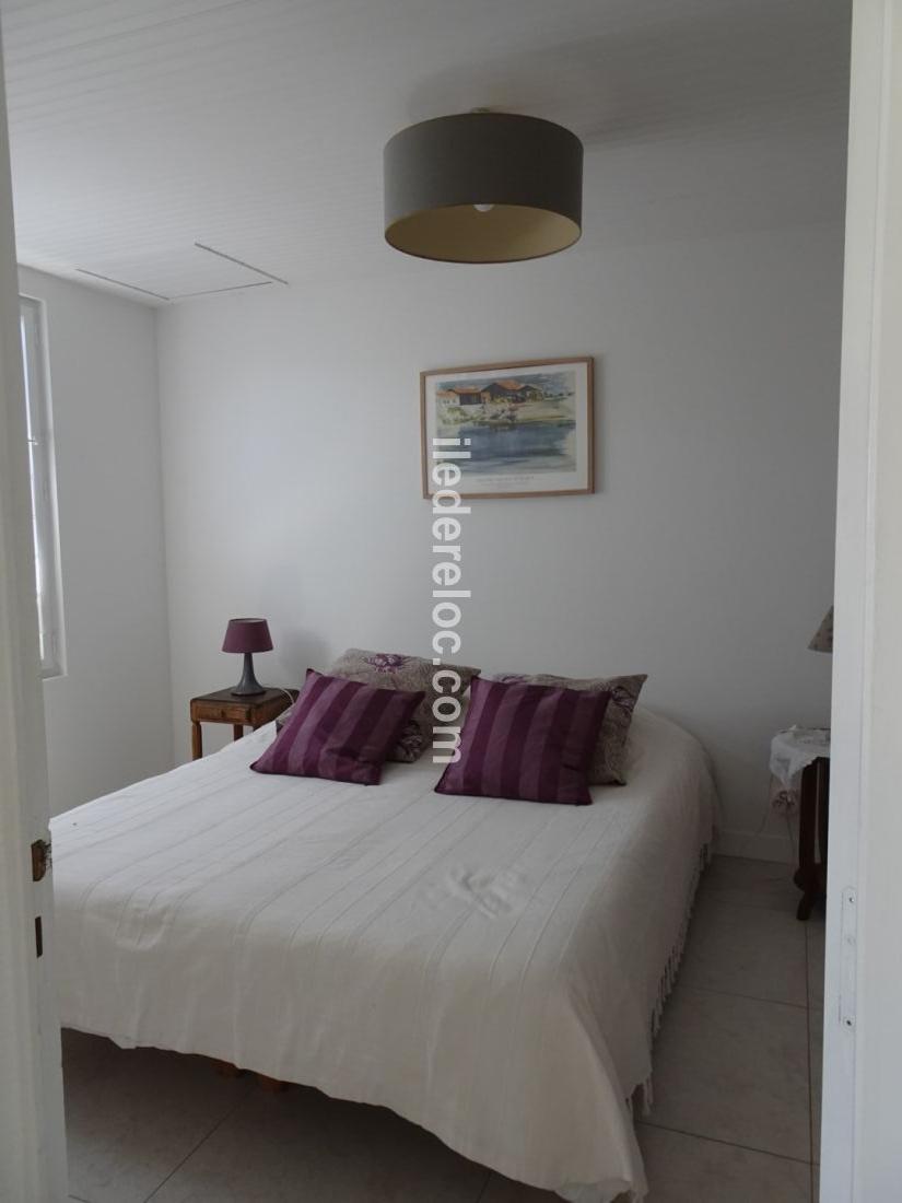 Photo 7 : CHAMBRE d'une maison située à Ars en Ré, île de Ré.