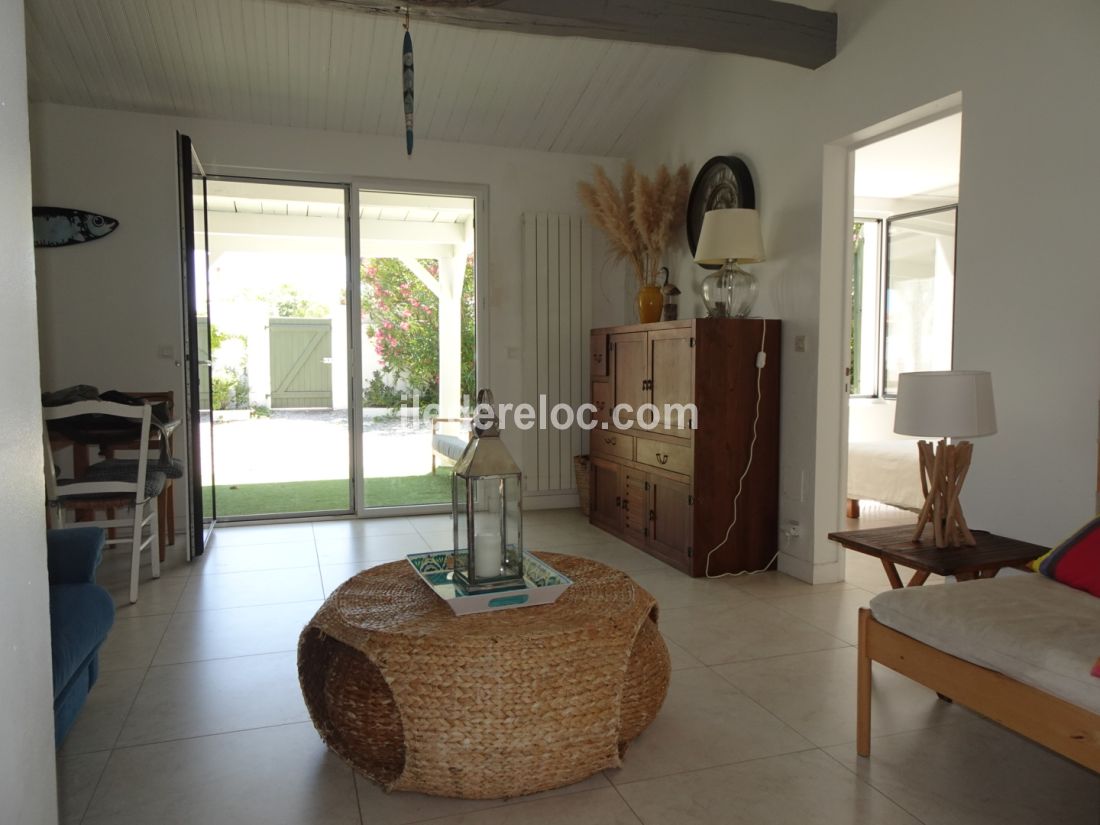 Photo 4 : SEJOUR d'une maison située à Ars en Ré, île de Ré.