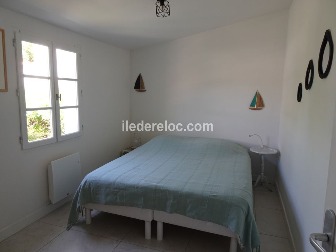 Photo 10 : CHAMBRE d'une maison située à Ars en Ré, île de Ré.