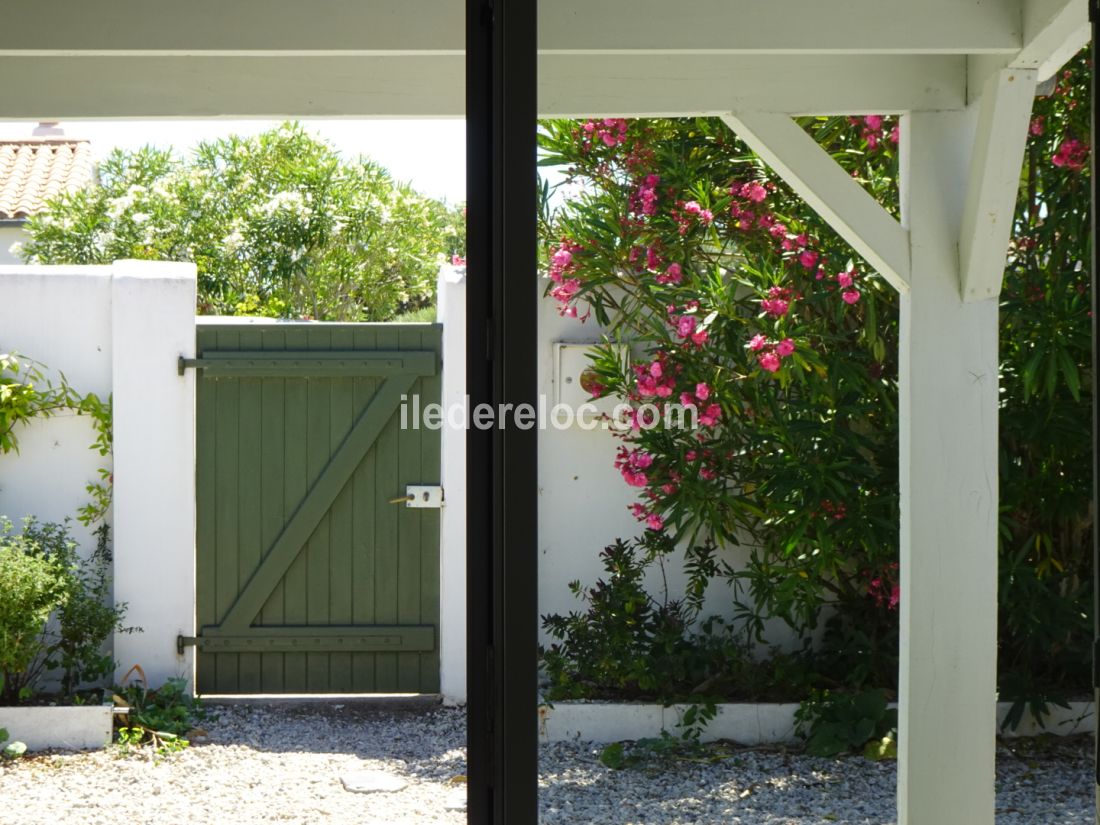 Photo 18 : EXTERIEUR d'une maison située à Ars en Ré, île de Ré.