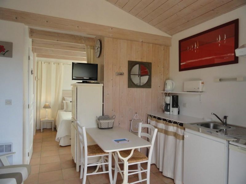 Photo 2 : CUISINE d'une maison située à Sainte-Marie-de-Ré, île de Ré.