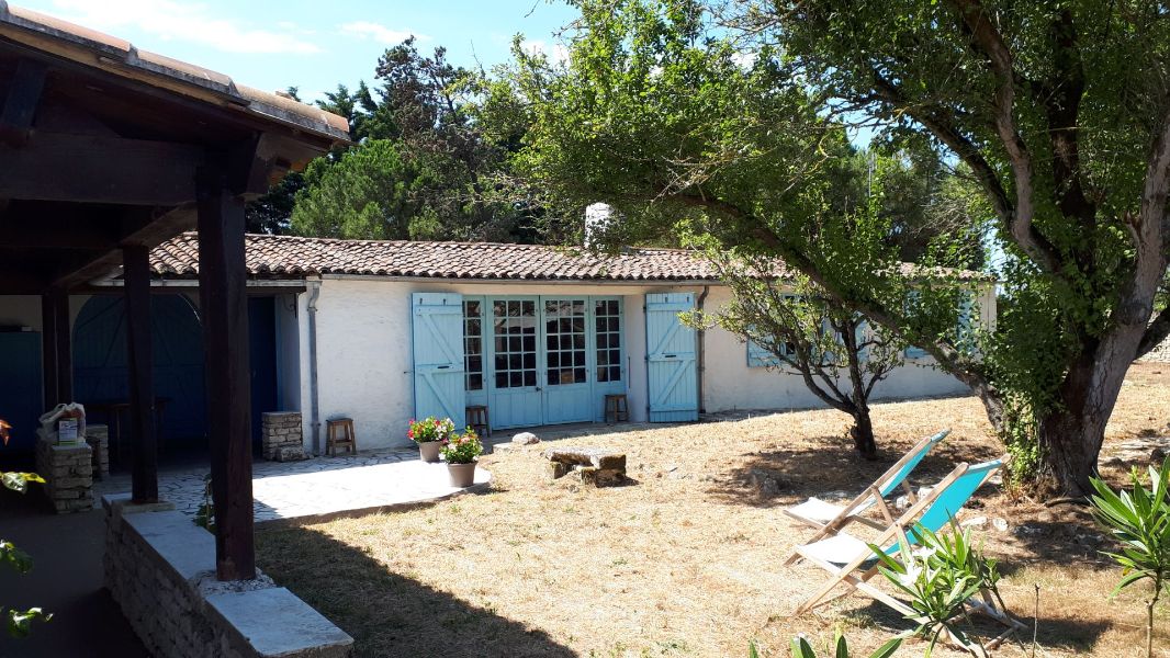 Photo 2 : TERRASSE d'une maison située à Saint-Martin-de-Ré, île de Ré.