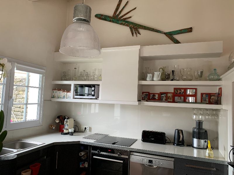 Photo 12 : CUISINE d'une maison située à Le Bois-Plage-en-Ré, île de Ré.