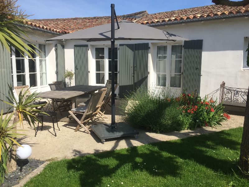 Photo 5 : EXTERIEUR d'une maison située à Le Bois-Plage-en-Ré, île de Ré.