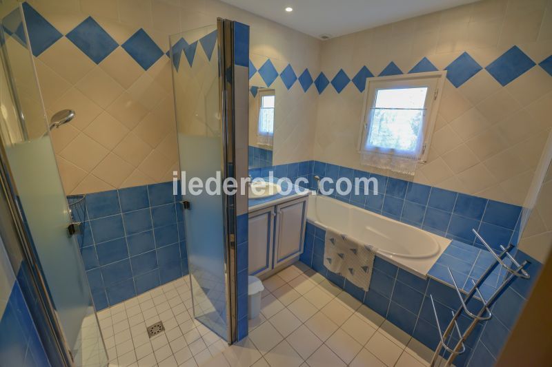 Photo 8 : SALLEDEBAIN d'une maison située à Saint-Martin-de-Ré, île de Ré.