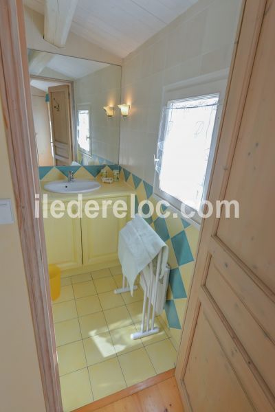 Photo 13 : SALLEDEBAIN d'une maison située à Saint-Martin-de-Ré, île de Ré.