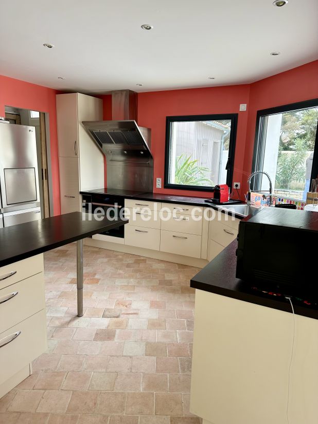 Photo 15 : CUISINE d'une maison situ&eacute;e &agrave; La Couarde-sur-mer, &icirc;le de R&eacute;.