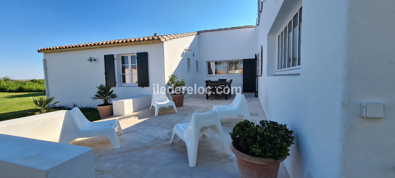 Photo 33 : TERRASSE d'une maison située à Loix, île de Ré.