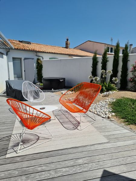 Photo 6 : TERRASSE d'une maison située à Ars en Ré, île de Ré.