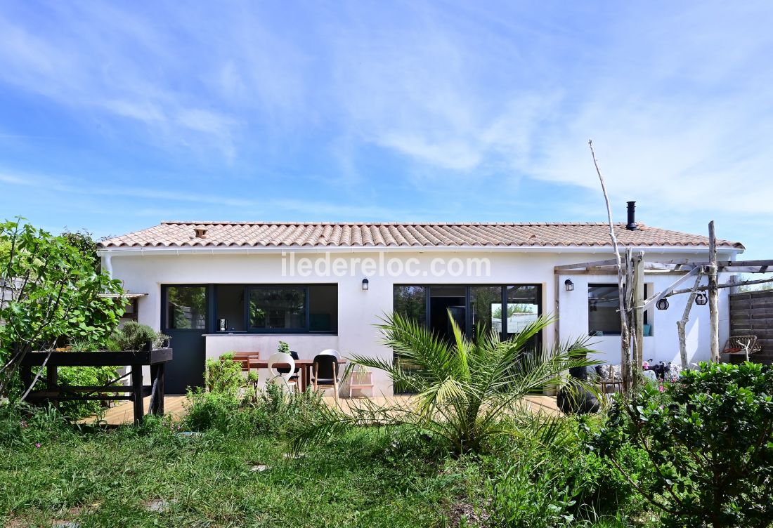 Photo 1 : EXTERIEUR d'une maison située à Rivedoux-Plage, île de Ré.