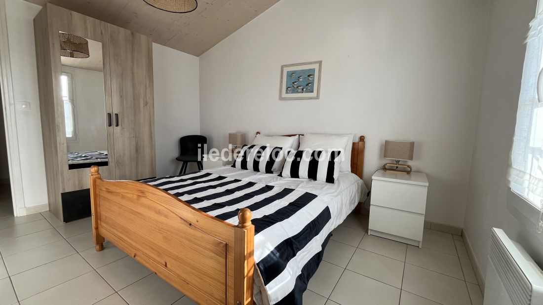 Photo 14 : CHAMBRE d'une maison situ&eacute;e &agrave; Le Bois-Plage-en-R&eacute;, &icirc;le de R&eacute;.