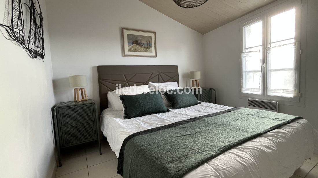 Photo 9 : CHAMBRE d'une maison situ&eacute;e &agrave; Le Bois-Plage-en-R&eacute;, &icirc;le de R&eacute;.