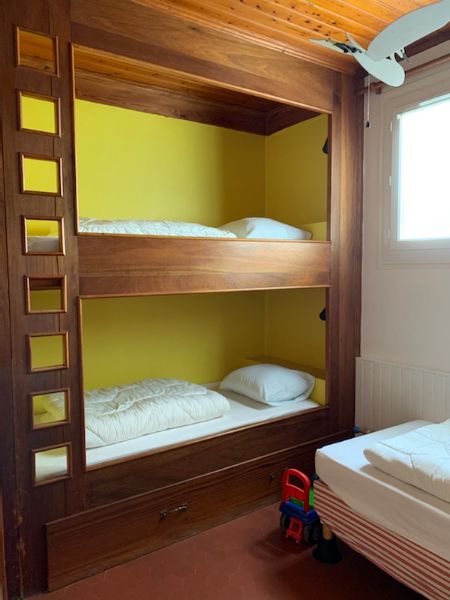 Photo 18 : CHAMBRE d'une maison située à Saint-Martin, île de Ré.