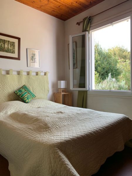 Photo 16 : CHAMBRE d'une maison située à Saint-Martin, île de Ré.