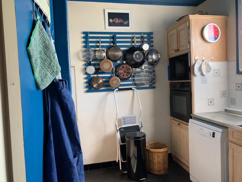 Photo 23 : CUISINE d'une maison située à Saint-Martin, île de Ré.