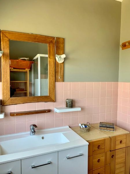 Photo 25 : SALLEDEBAIN d'une maison située à Saint-Martin, île de Ré.