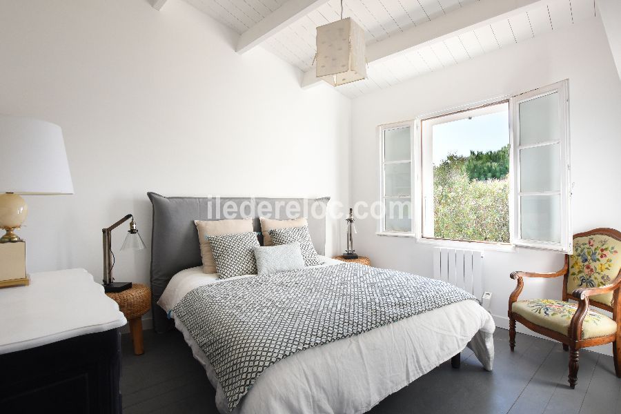 Photo 8 : CHAMBRE d'une maison située à La Couarde, île de Ré.