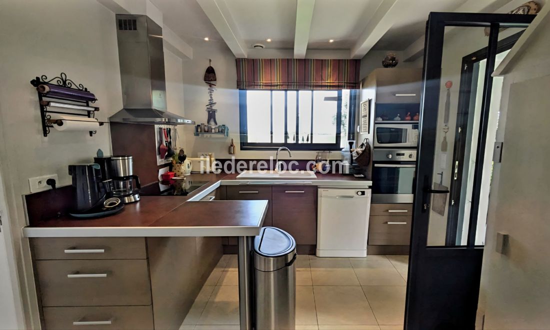 Photo 16 : CUISINE d'une maison situ&eacute;e &agrave; La Couarde-sur-mer, &icirc;le de R&eacute;.