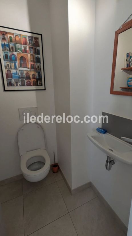 Photo 21 : WC d'une maison situ&eacute;e &agrave; La Couarde-sur-mer, &icirc;le de R&eacute;.