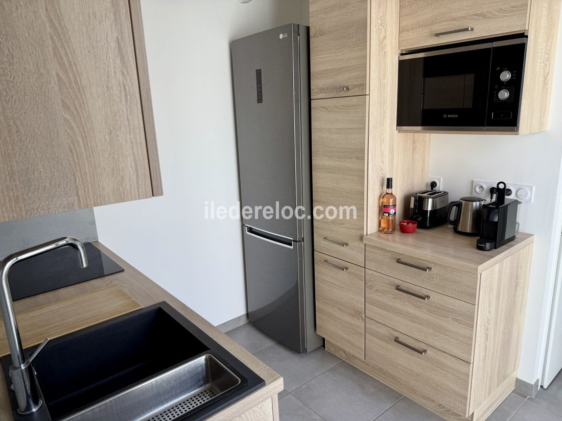 Photo 10 : CUISINE d'une maison située à Le Bois-Plage-en-Ré, île de Ré.