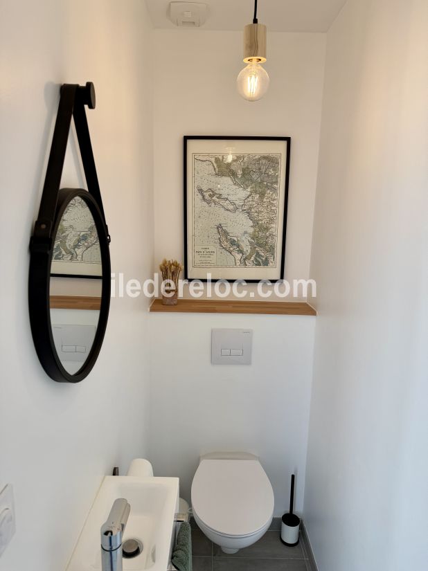 Photo 20 : WC d'une maison située à Le Bois-Plage-en-Ré, île de Ré.