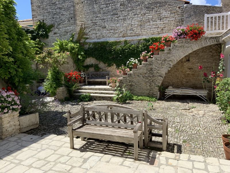 Photo 2 : EXTERIEUR d'une maison située à La Couarde-sur-mer, île de Ré.