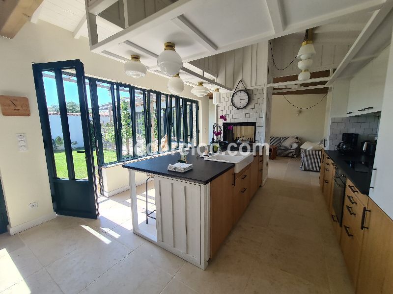 Photo 12 : CUISINE d'une maison située à La Couarde-sur-mer, île de Ré.