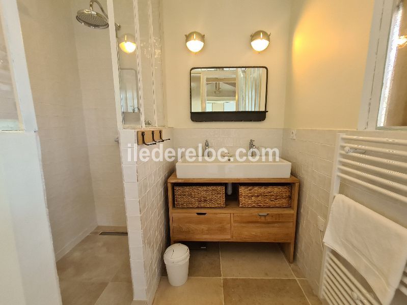 Photo 15 : SALLEDEBAIN d'une maison située à La Couarde-sur-mer, île de Ré.