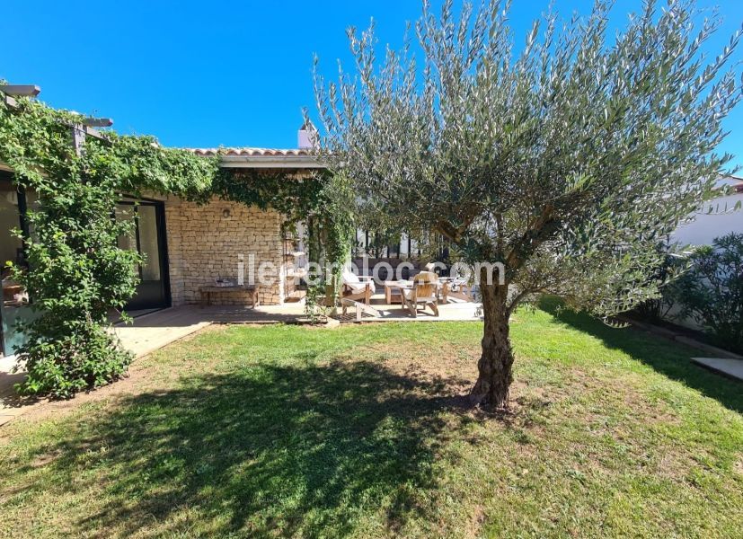 Photo 2 : JARDIN d'une maison située à La Couarde-sur-mer, île de Ré.