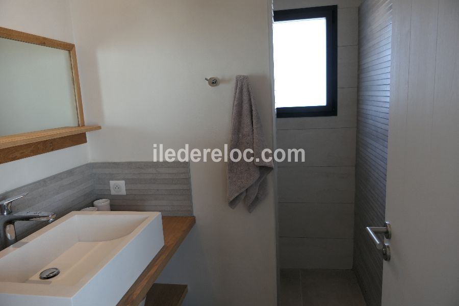 Photo 18 : SALLEDEBAIN d'une maison située à Loix, île de Ré.