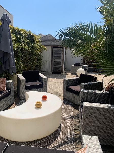 Photo 2 : TERRASSE d'une maison située à Le Bois-Plage-en-Ré, île de Ré.