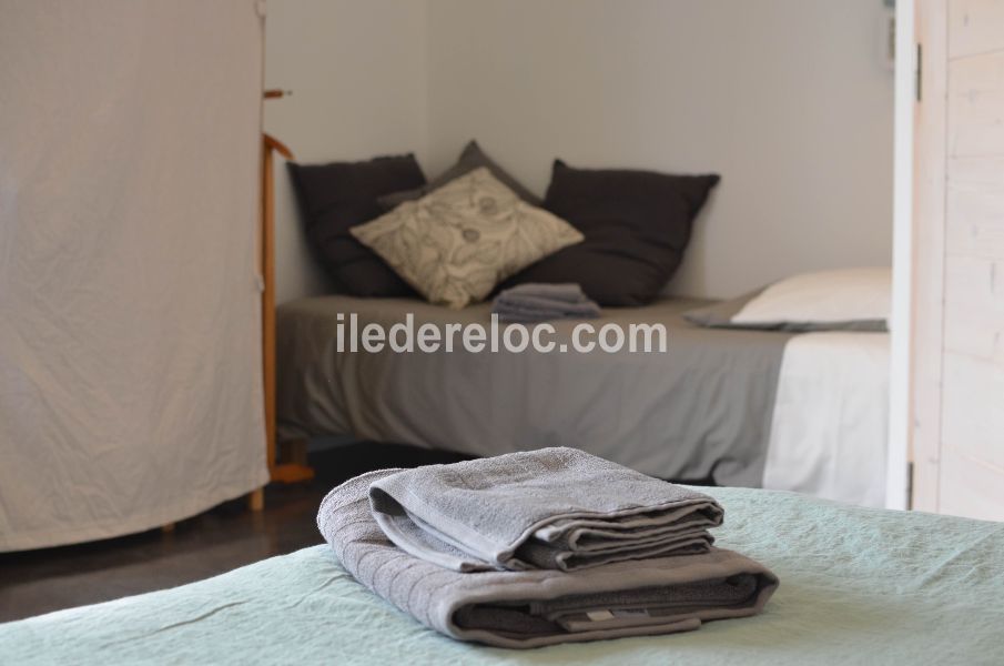 Photo 9 : CHAMBRE d'une maison située à Sainte-Marie-de-Ré, île de Ré.