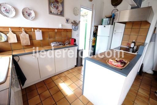 Photo 9 : CUISINE d'une maison située à Rivedoux-Plage, île de Ré.