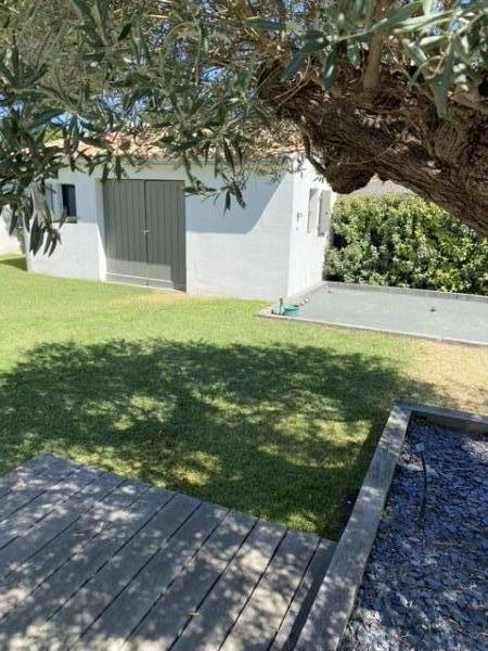 Photo 16 : JARDIN d'une maison située à Le Bois-Plage-en-Ré, île de Ré.