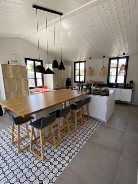 Photo 17 : CUISINE d'une maison située à Le Bois-Plage-en-Ré, île de Ré.