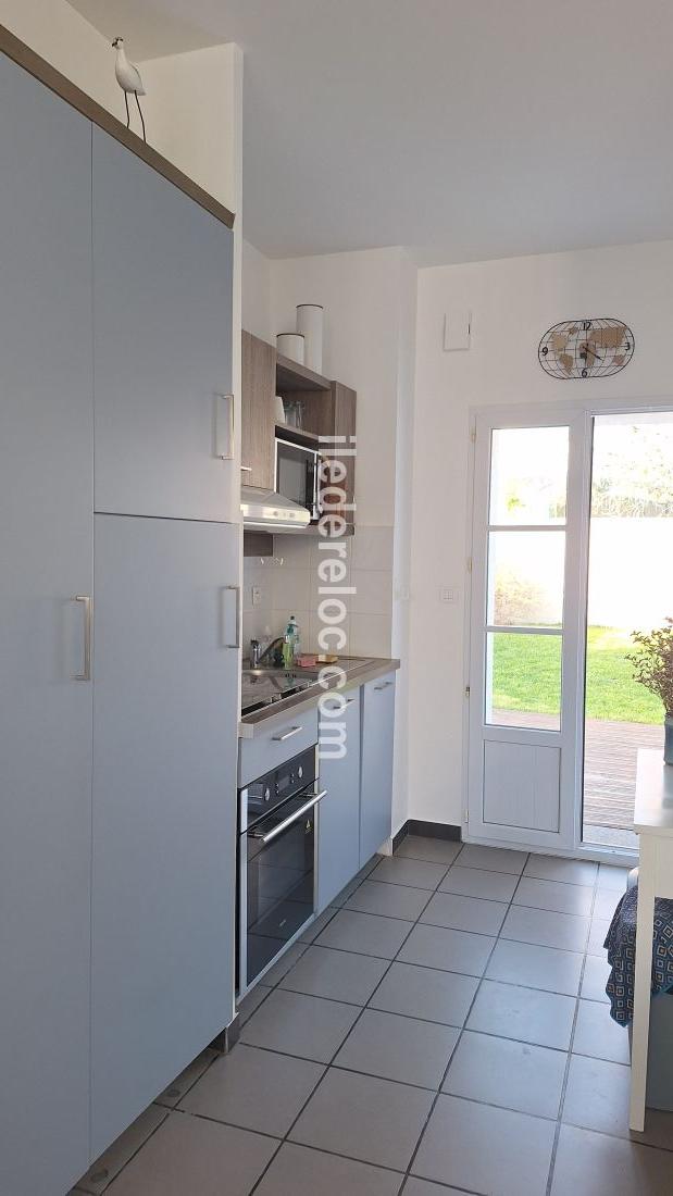 Photo 4 : CUISINE d'une maison situ&eacute;e &agrave; La Flotte-en-R&eacute;, &icirc;le de R&eacute;.