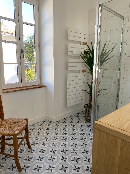 Photo 5 : SALLEDEBAIN d'une maison située à La Couarde-sur-mer, île de Ré.