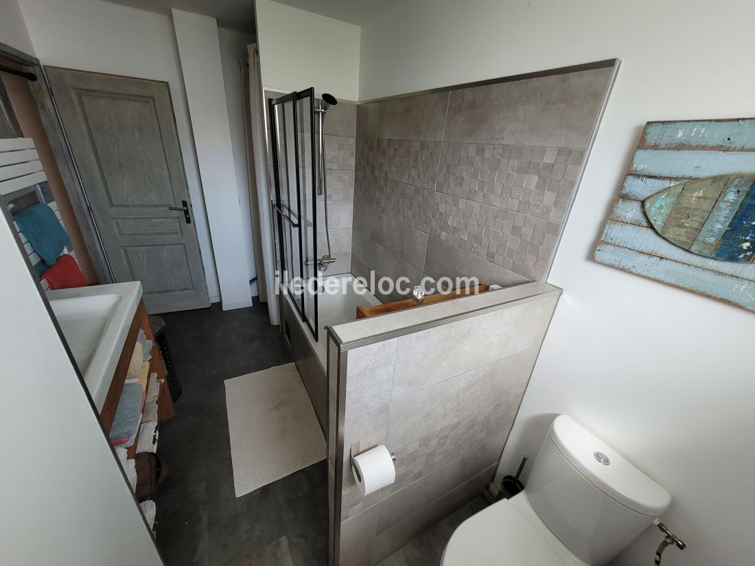 Photo 9 : SALLEDEBAIN d'une maison située à Rivedoux-Plage, île de Ré.
