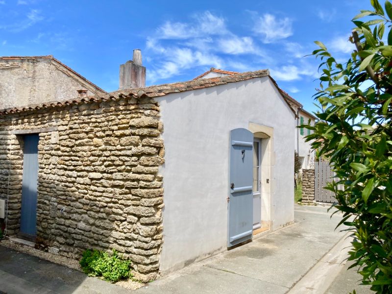 Photo 2 : EXTERIEUR d'une maison située à Les Portes-en-Ré, île de Ré.