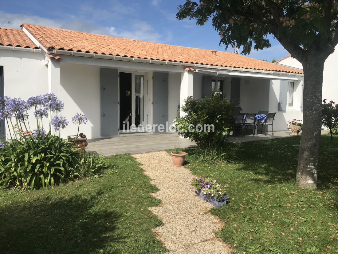 Photo 7 : EXTERIEUR d'une maison situ&eacute;e &agrave; Sainte-Marie-de-R&eacute;, &icirc;le de R&eacute;.