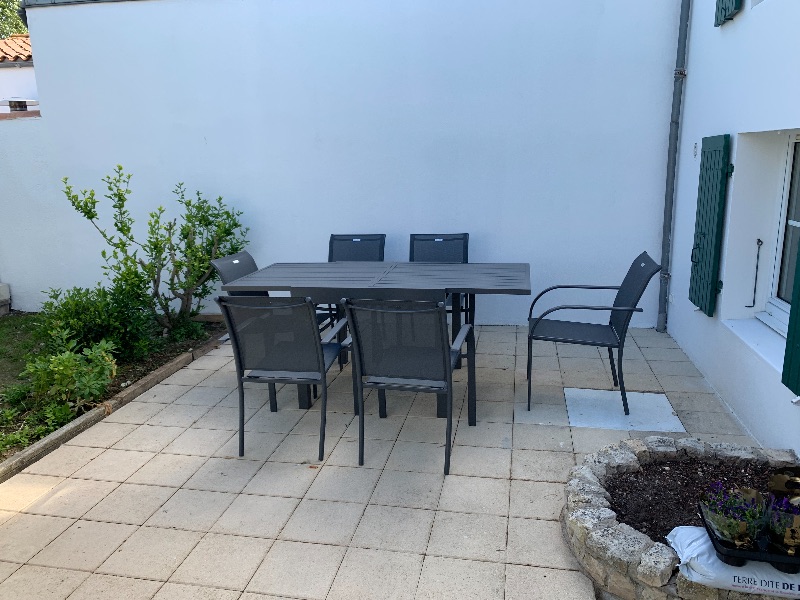 Photo 11 : TERRASSE d'une maison située à Ars en Ré, île de Ré.