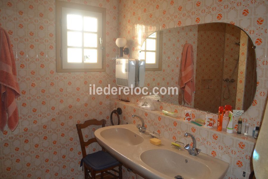 Photo 12 : SALLEDEBAIN d'une maison situ&eacute;e &agrave; Saint-Cl&eacute;ment-des-Baleines, &icirc;le de R&eacute;.