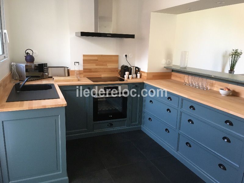 Photo 5 : CUISINE d'une maison situ&eacute;e &agrave; Sainte-Marie-de-R&eacute;, &icirc;le de R&eacute;.