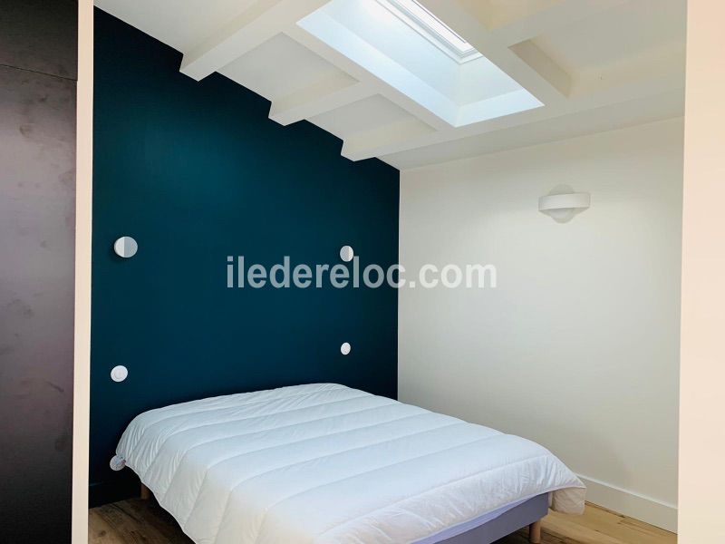 Photo 9 : CHAMBRE d'une maison situ&eacute;e &agrave; Sainte-Marie-de-R&eacute;, &icirc;le de R&eacute;.