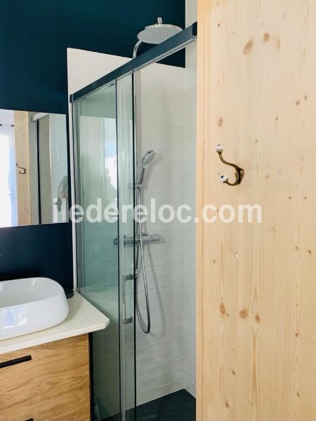 Photo 10 : SALLEDEBAIN d'une maison situ&eacute;e &agrave; Sainte-Marie-de-R&eacute;, &icirc;le de R&eacute;.